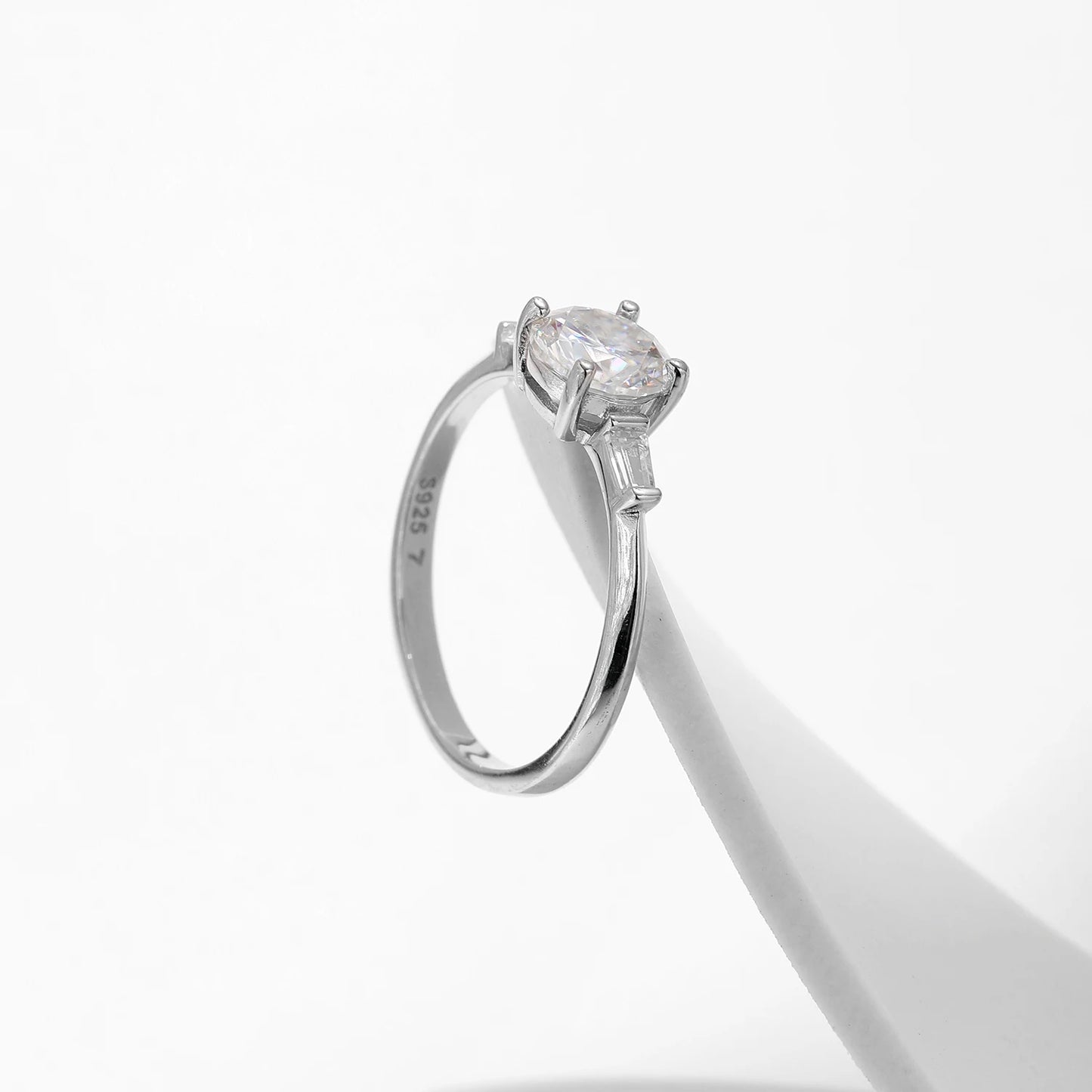 Alluring Ring - 1.0CT Round Moissanite Diamond (D Color)